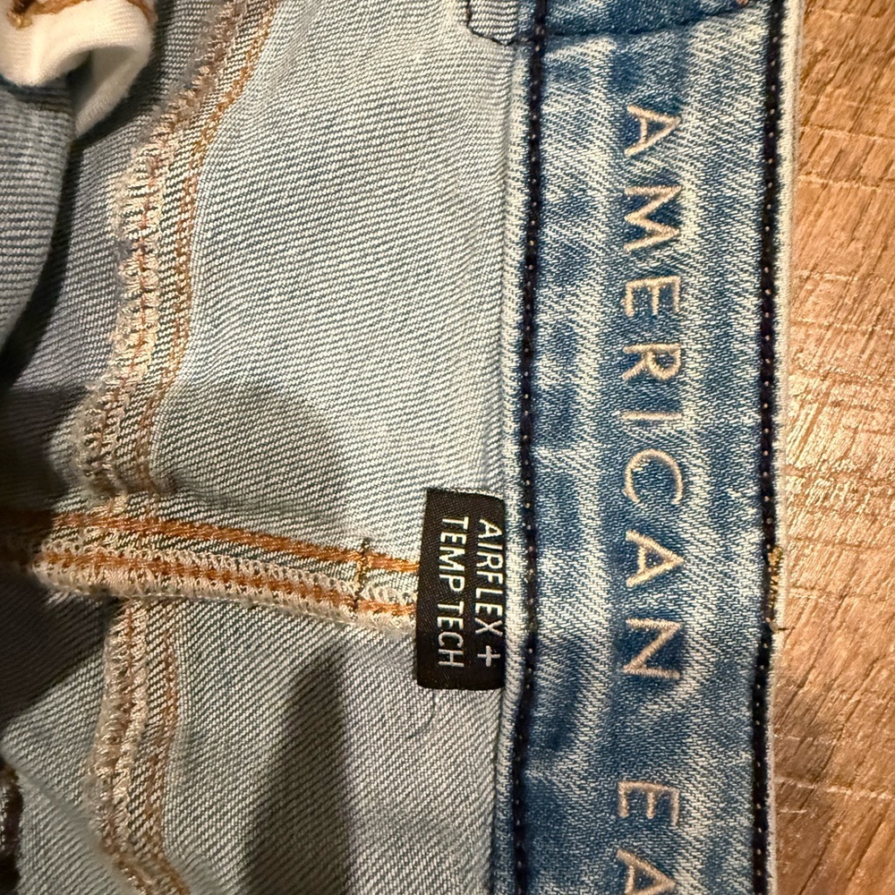 American Eagle Men’s Distressed Light Blue Jeans Airflex + Temp Tech 30x32 - Picture 4 of 6